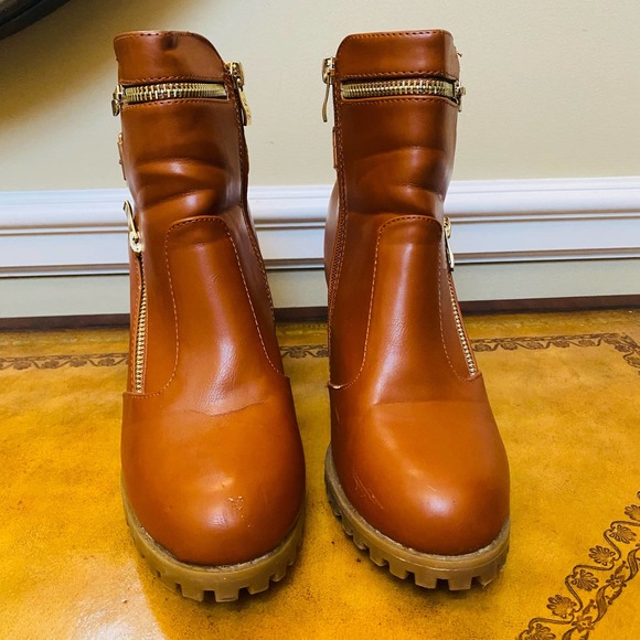 M&L Mango Rugged Biker Block Heel Zippered Lug Sole Ankle Bootie Boots Size 9 - Picture 2 of 11